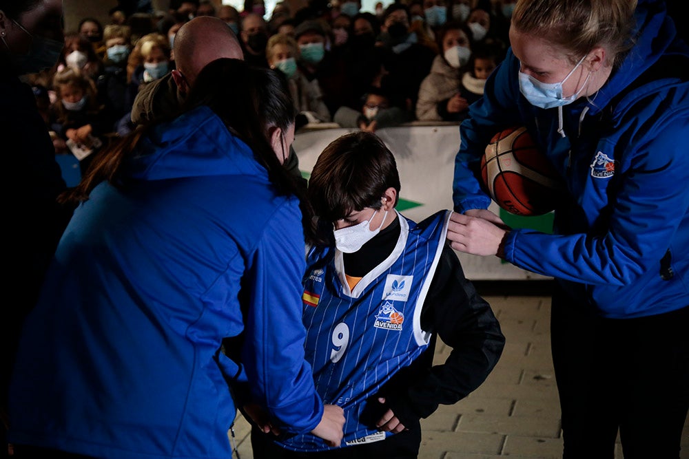 Las jugadoras del CB Avenida participan en el encendido solidario de la iluminación navideña de El Corte Inglés