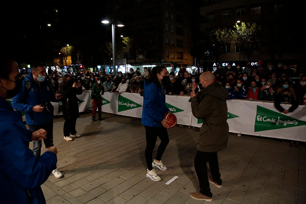 Las jugadoras del CB Avenida participan en el encendido solidario de la iluminación navideña de El Corte Inglés