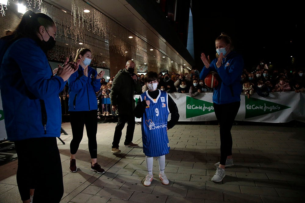 Las jugadoras del CB Avenida participan en el encendido solidario de la iluminación navideña de El Corte Inglés