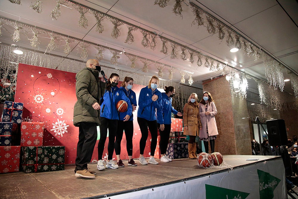 Las jugadoras del CB Avenida participan en el encendido solidario de la iluminación navideña de El Corte Inglés