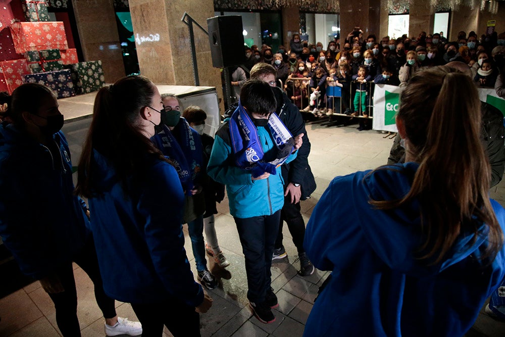 Las jugadoras del CB Avenida participan en el encendido solidario de la iluminación navideña de El Corte Inglés