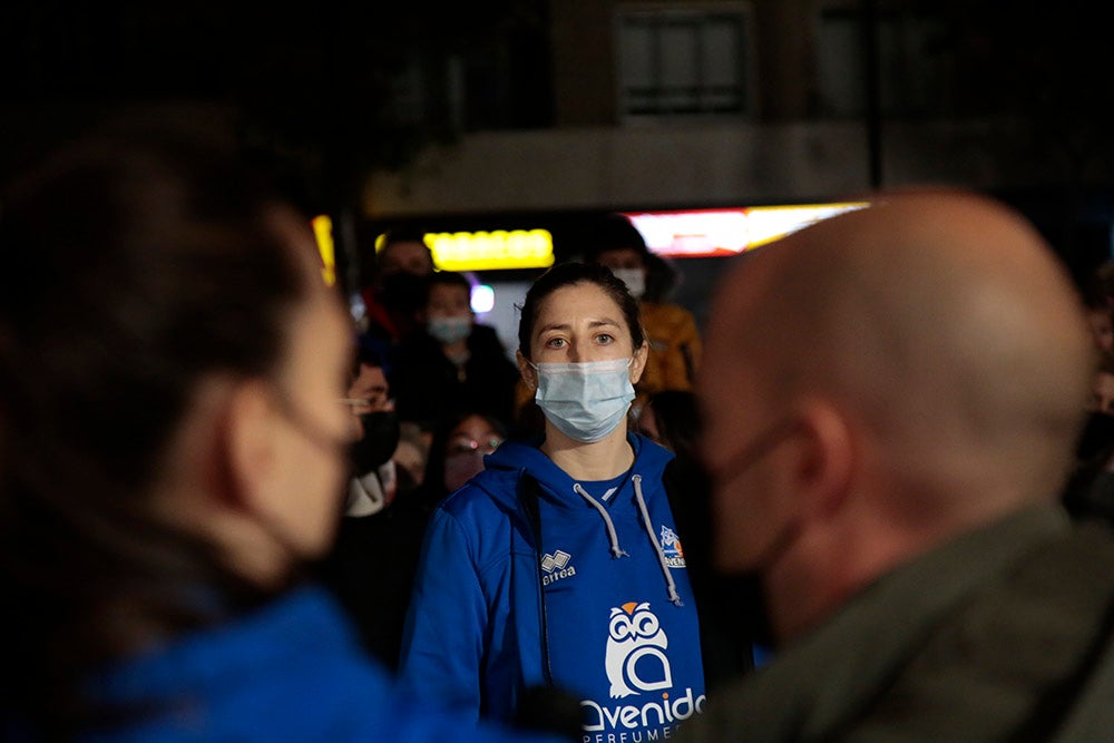 Las jugadoras del CB Avenida participan en el encendido solidario de la iluminación navideña de El Corte Inglés