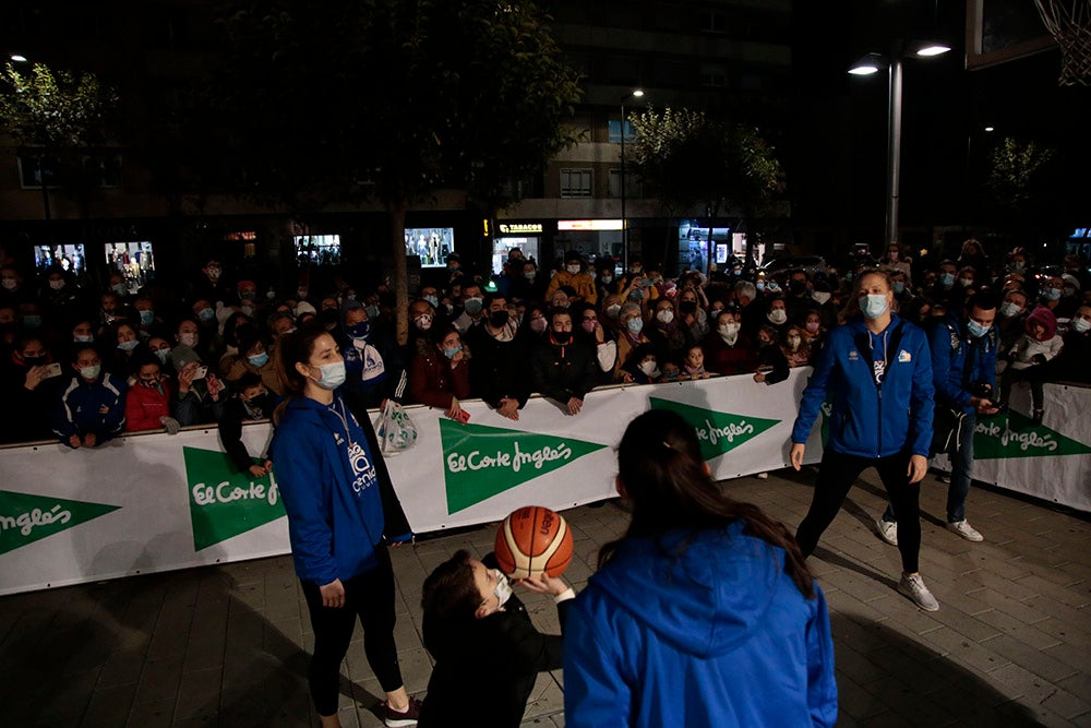 Las jugadoras del CB Avenida participan en el encendido solidario de la iluminación navideña de El Corte Inglés