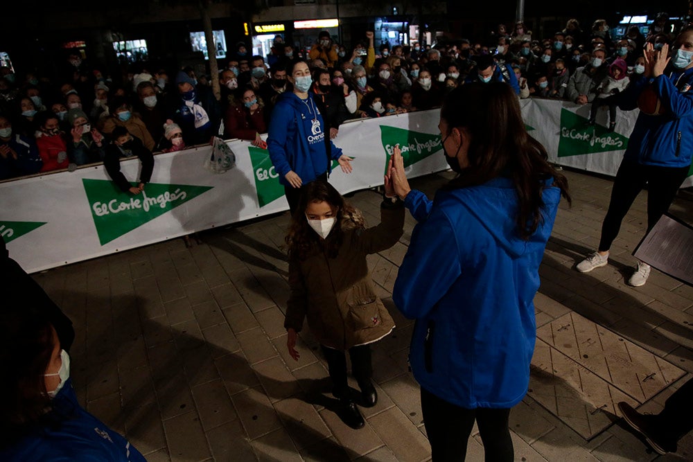 Las jugadoras del CB Avenida participan en el encendido solidario de la iluminación navideña de El Corte Inglés
