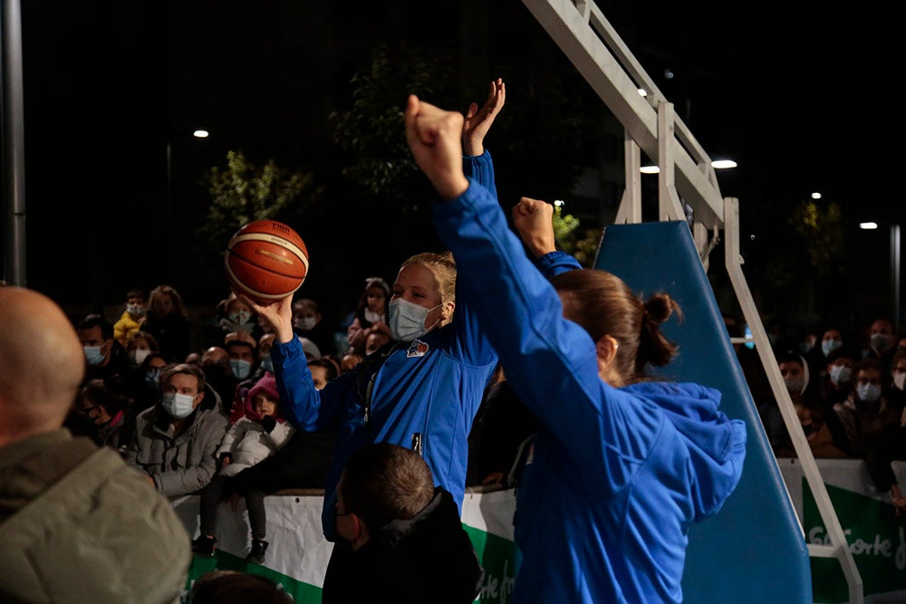Las jugadoras del CB Avenida participan en el encendido solidario de la iluminación navideña de El Corte Inglés