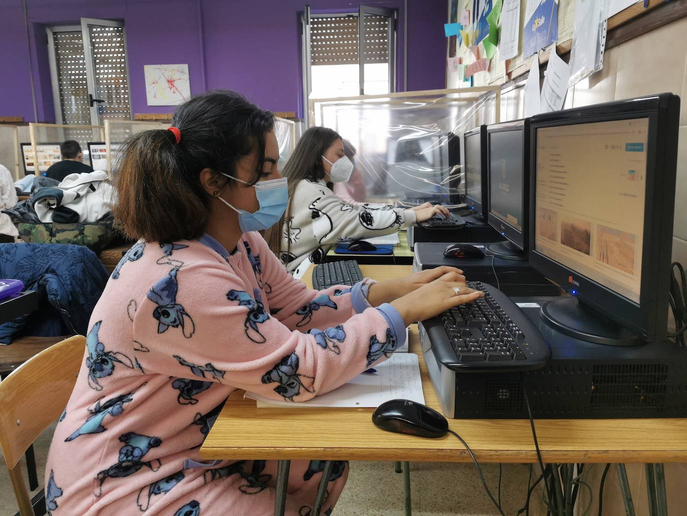 Fotos: Los alumnos del Colegio de La Salle de Valladolid acuden a clase en pijama