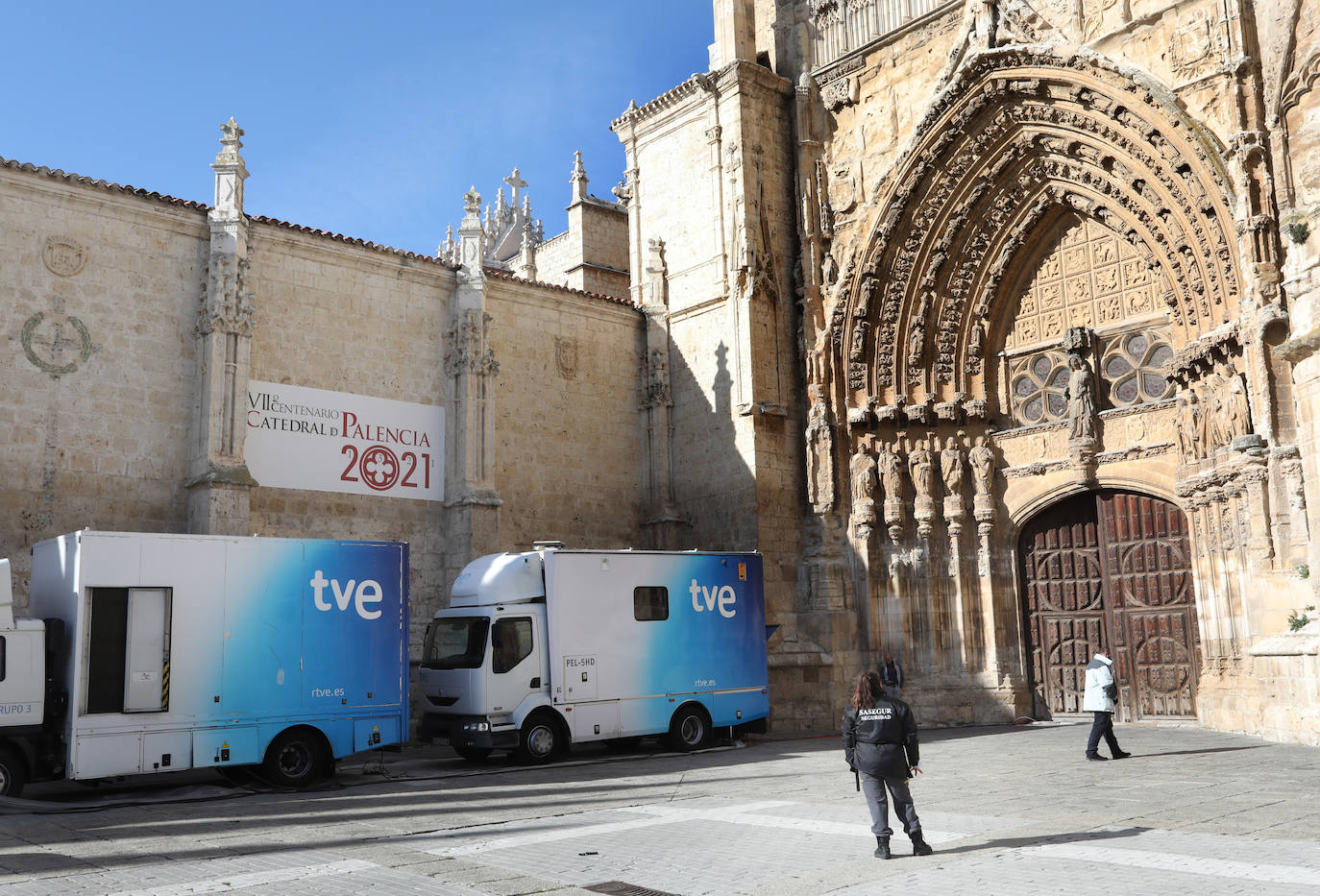 Camiones de televisión, a las puertas de la Catedral, este sábado. 