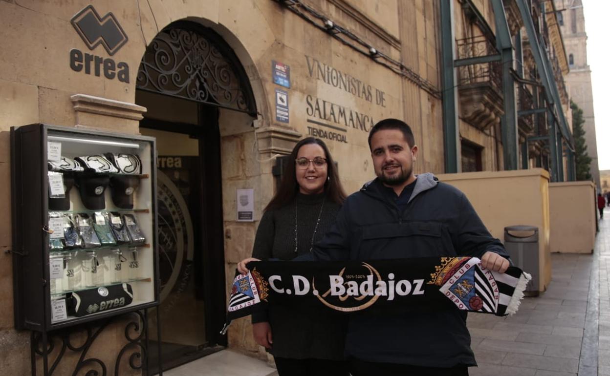 Seguidores del CD Badajoz en la nueva tienda oficial de Unionistas de Salamanca. 