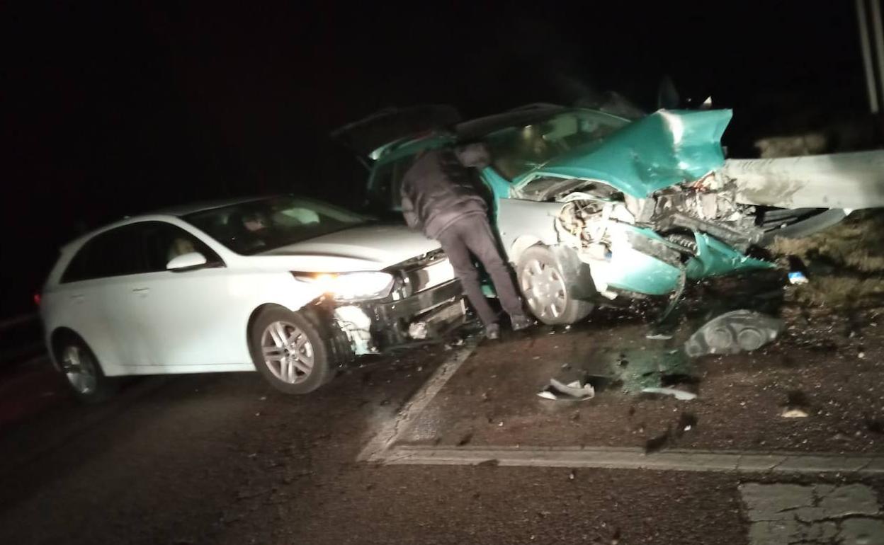 Estado en el que quedaron los coches tras el impacto.