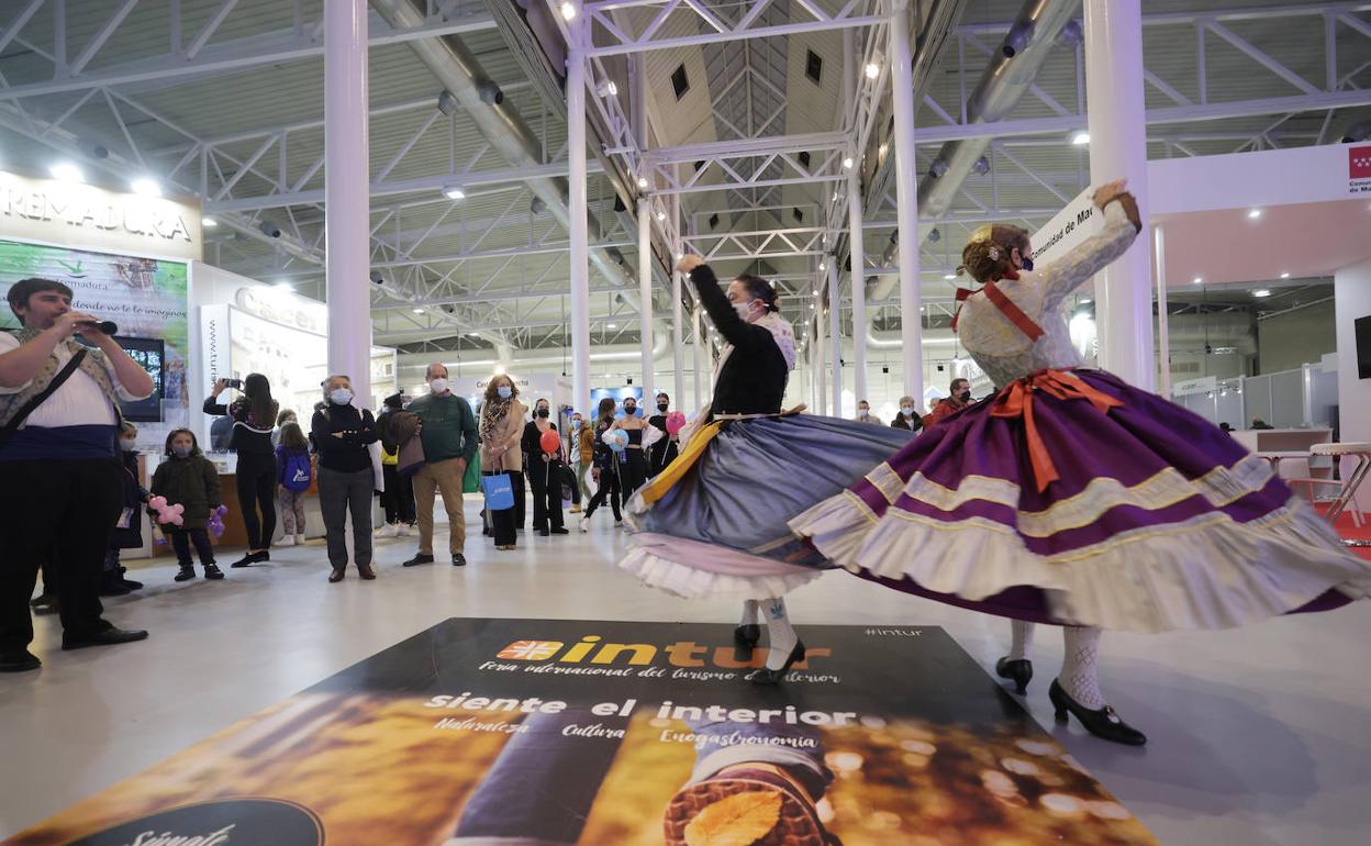 Un grupo de jotas valenciano toca y baila en el interior del recinto