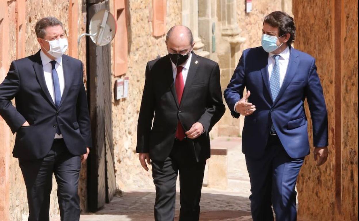 Emiliano García-Page, Javier Lambán y Alfonso Fernández Mañueco, en la reunión que mantuvieron en Albarracín, Teruel. 