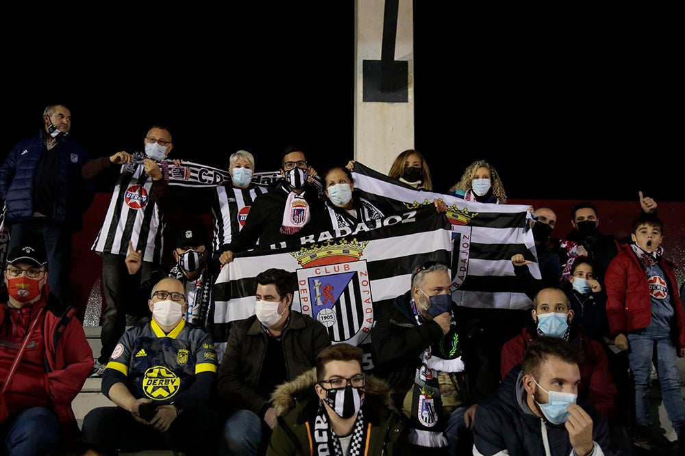 Los aficionados del Badajoz celebraron los goles de su equipo y cerca estuvieron de celebrar la victoria en el Reina Sofía