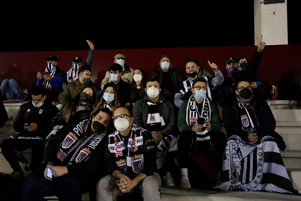 Los aficionados del Badajoz celebraron los goles de su equipo y cerca estuvieron de celebrar la victoria en el Reina Sofía