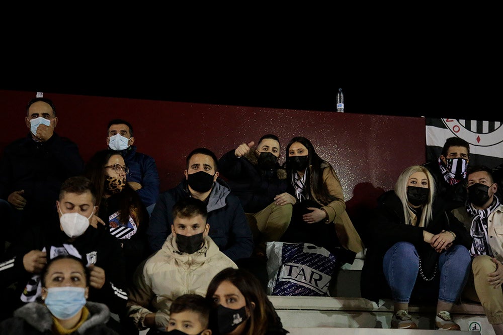 Los aficionados del Badajoz celebraron los goles de su equipo y cerca estuvieron de celebrar la victoria en el Reina Sofía