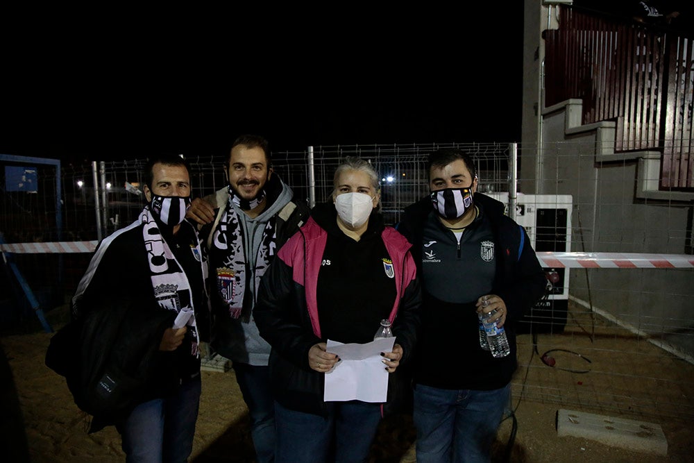 Los aficionados del Badajoz celebraron los goles de su equipo y cerca estuvieron de celebrar la victoria en el Reina Sofía