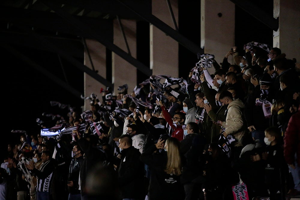 Los aficionados del Badajoz celebraron los goles de su equipo y cerca estuvieron de celebrar la victoria en el Reina Sofía