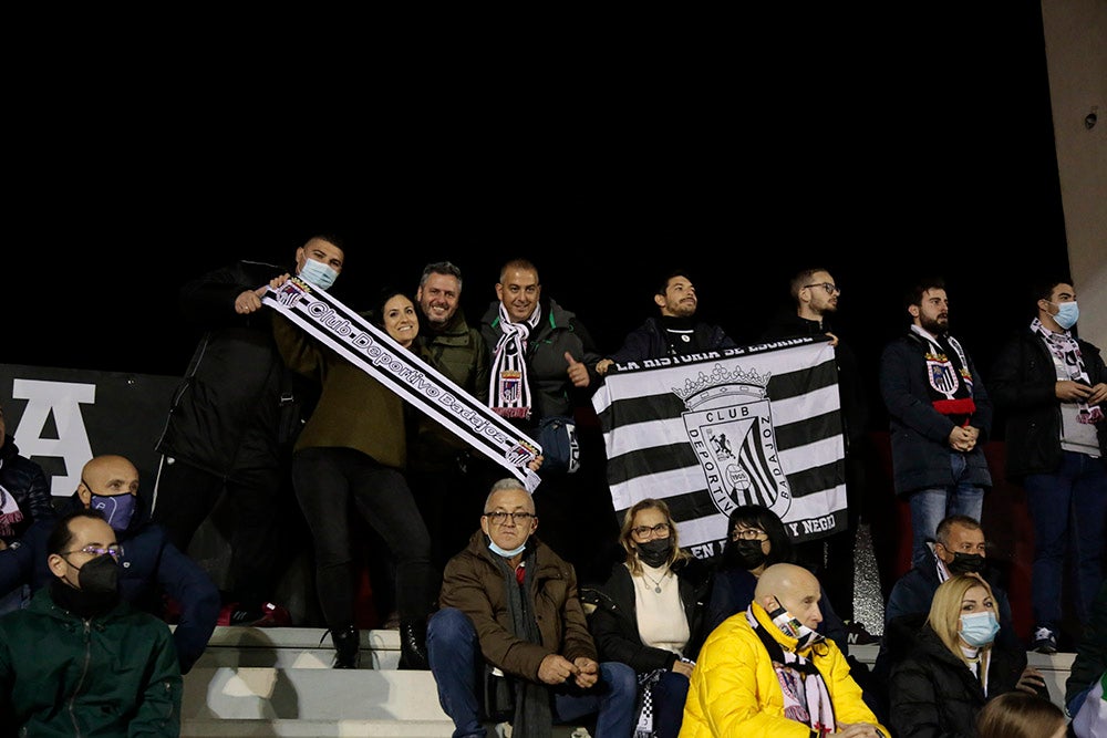 Los aficionados del Badajoz celebraron los goles de su equipo y cerca estuvieron de celebrar la victoria en el Reina Sofía