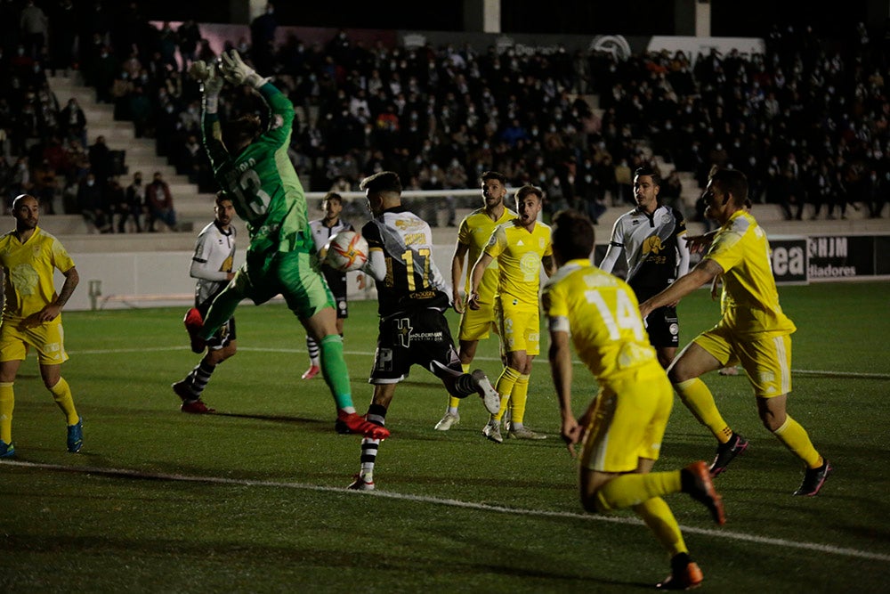 Montes evita en el 91 la primera derrota casera de un gris Unionistas ante un Badajoz con 10 desde el 41 (2-2)