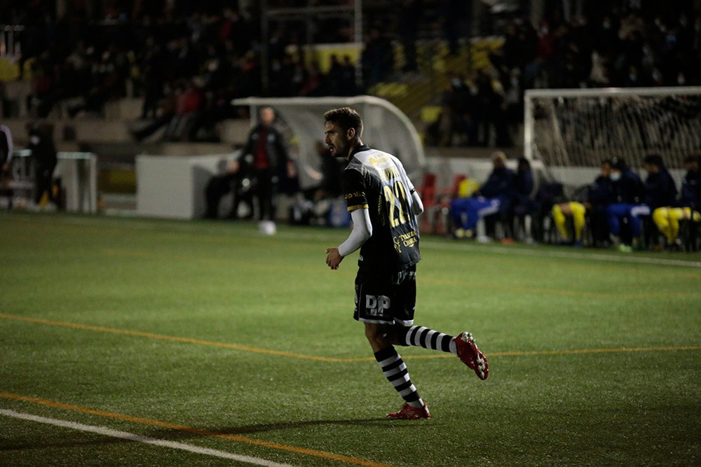 Montes evita en el 91 la primera derrota casera de un gris Unionistas ante un Badajoz con 10 desde el 41 (2-2)