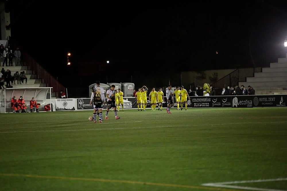 Montes evita en el 91 la primera derrota casera de un gris Unionistas ante un Badajoz con 10 desde el 41 (2-2)