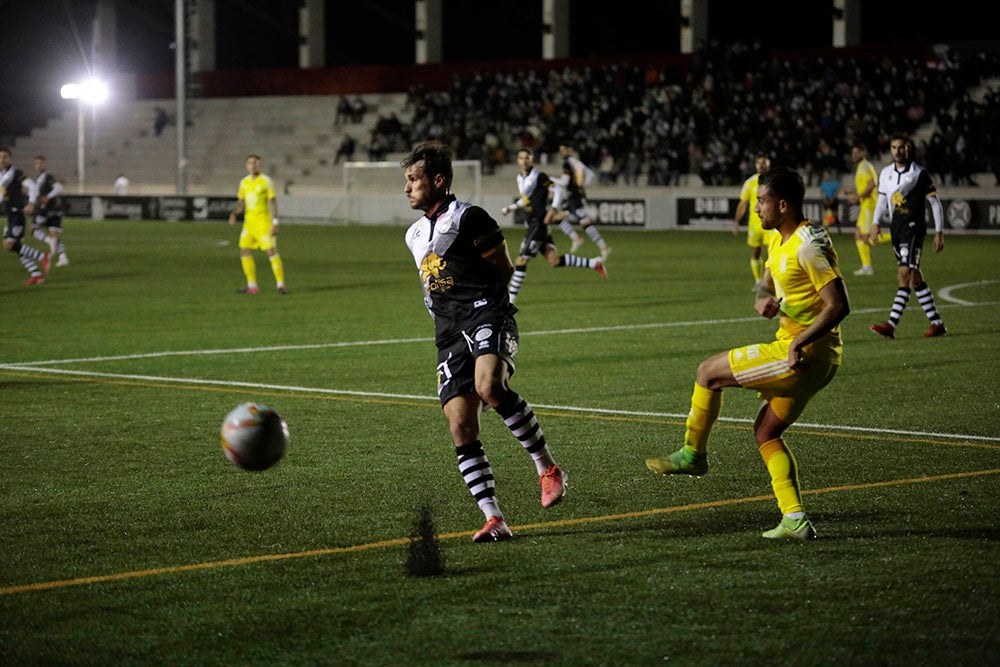 Montes evita en el 91 la primera derrota casera de un gris Unionistas ante un Badajoz con 10 desde el 41 (2-2)