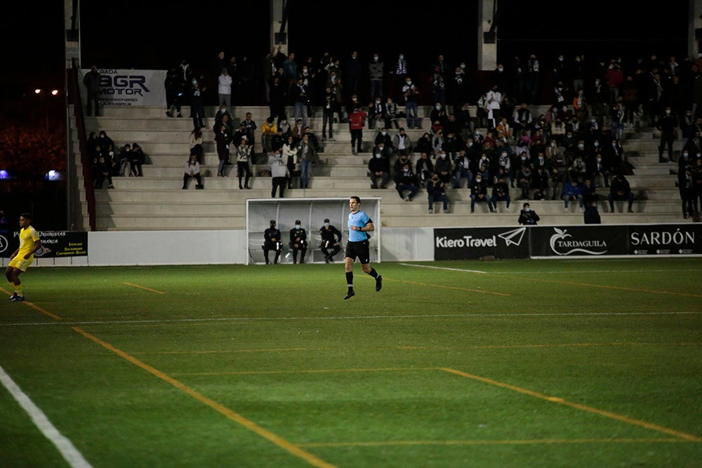 Montes evita en el 91 la primera derrota casera de un gris Unionistas ante un Badajoz con 10 desde el 41 (2-2)