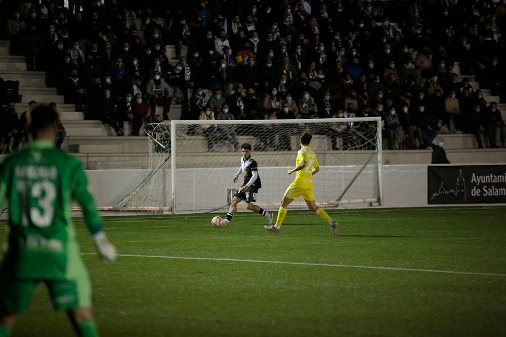 Montes evita en el 91 la primera derrota casera de un gris Unionistas ante un Badajoz con 10 desde el 41 (2-2)