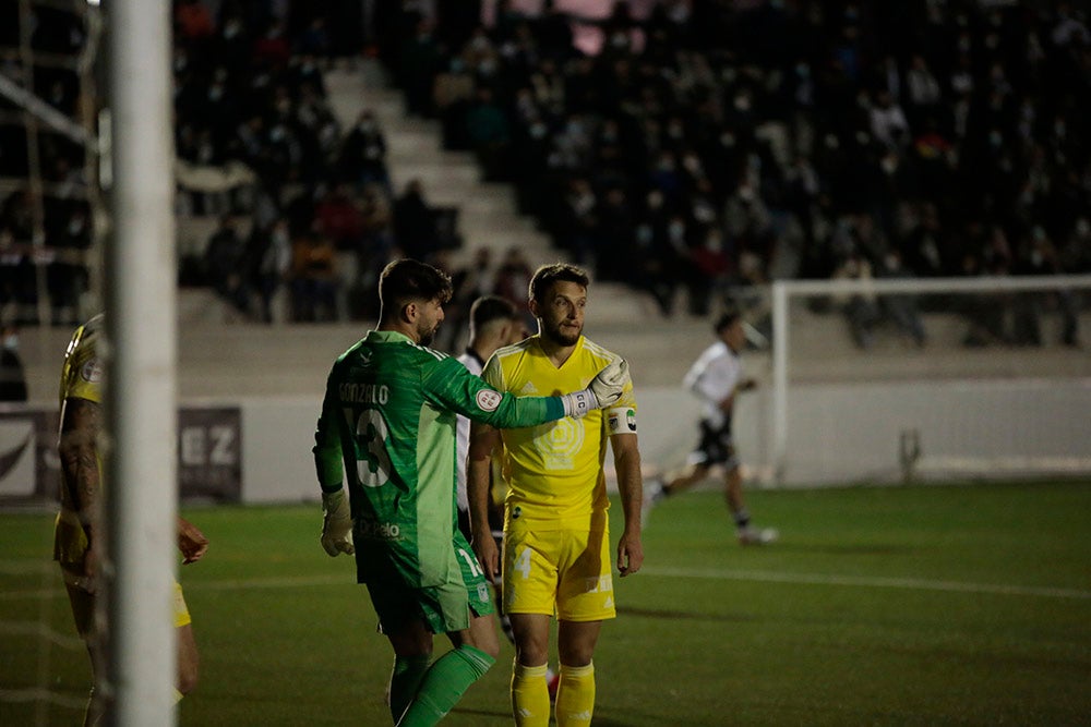 Montes evita en el 91 la primera derrota casera de un gris Unionistas ante un Badajoz con 10 desde el 41 (2-2)