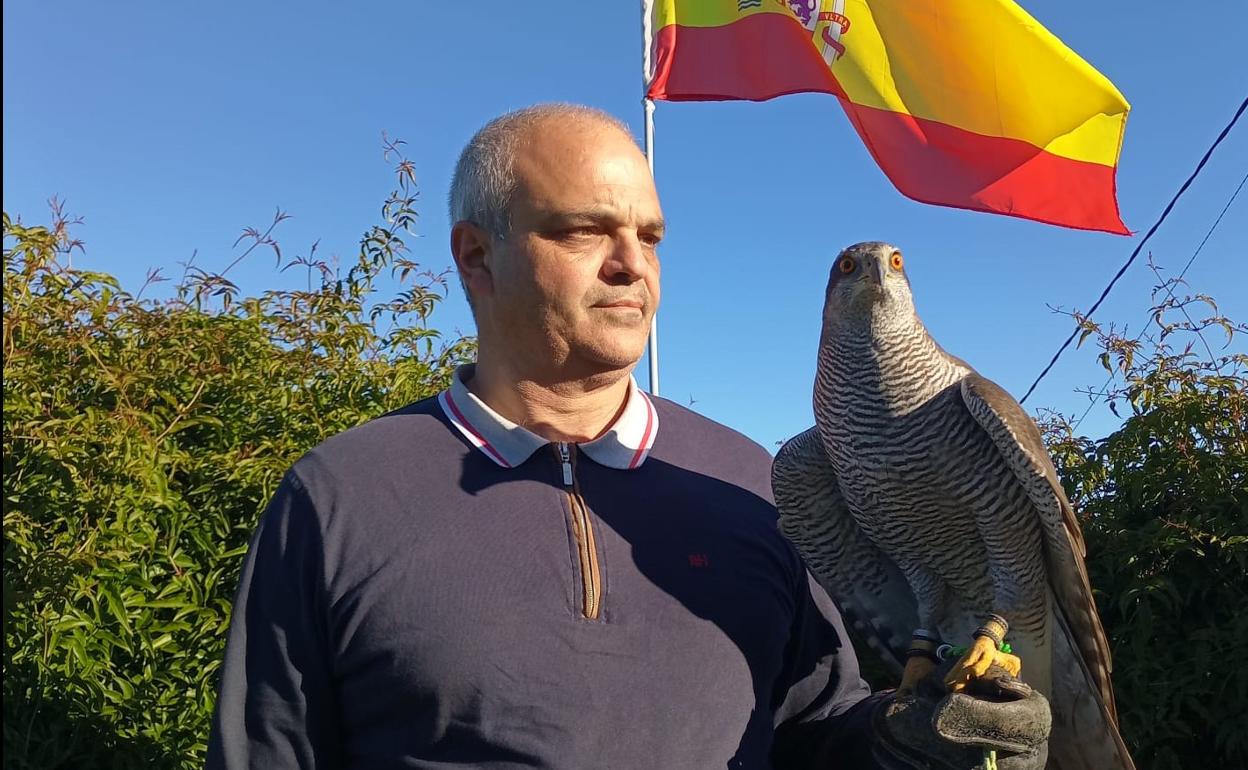 Manuel Fuentes Lamas, veterinario y cetrero. 