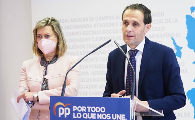 La presidenta del grupo municipal popular de Valladolid, Pilar del Olmo, y Conrado Íscar, presidente del PP provincial.