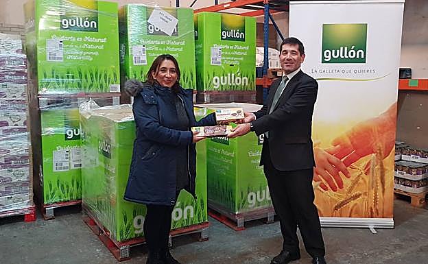 Entrega de las galletas donadas por Gullón.
