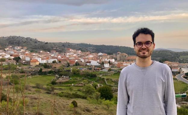 Javier García, delante de San Bartolomé de Pinares (Ávila). 