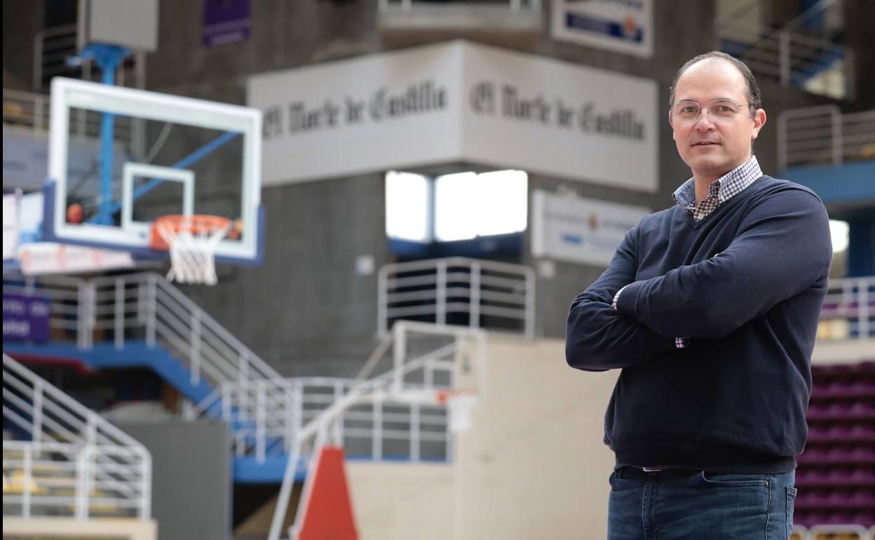 García Pellitero posa en la pista central del polideportivo Pisuerga. 