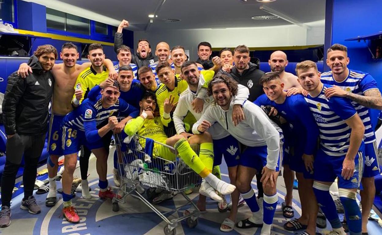 La plantilla del equipo bercaino celebra el triunfo en el vestuario. 