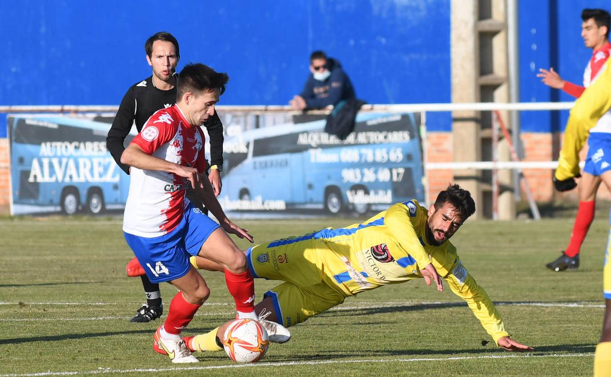 Un jugador del Tordesillas trata de regatear al portero, en una imagen de archivo. 