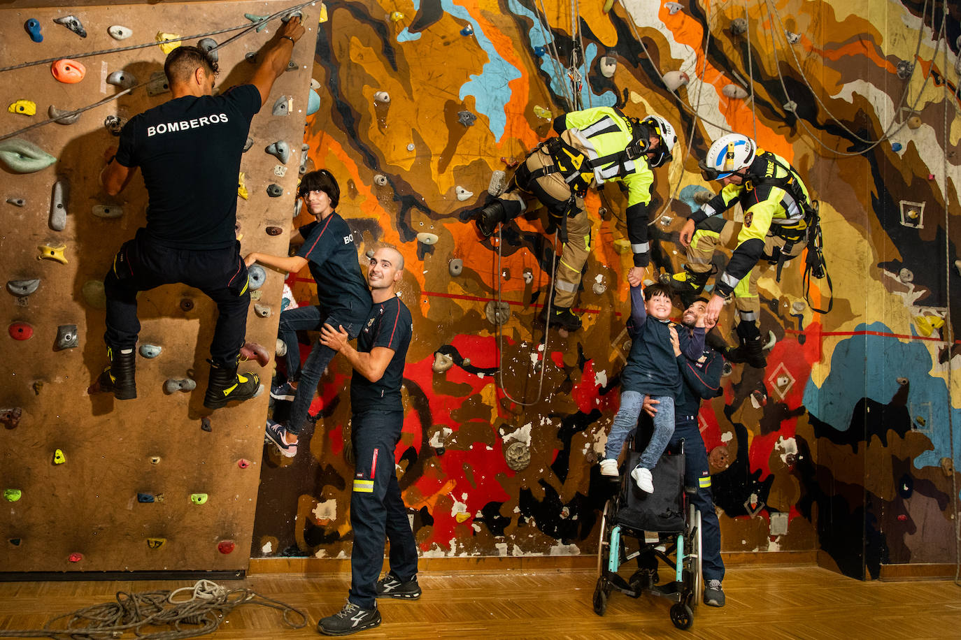 Fotos: Calendario solidario de los Bomberos de Burgos destinado a APACE