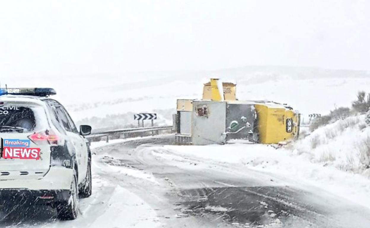 El camión que ha volcado en Ávila. 