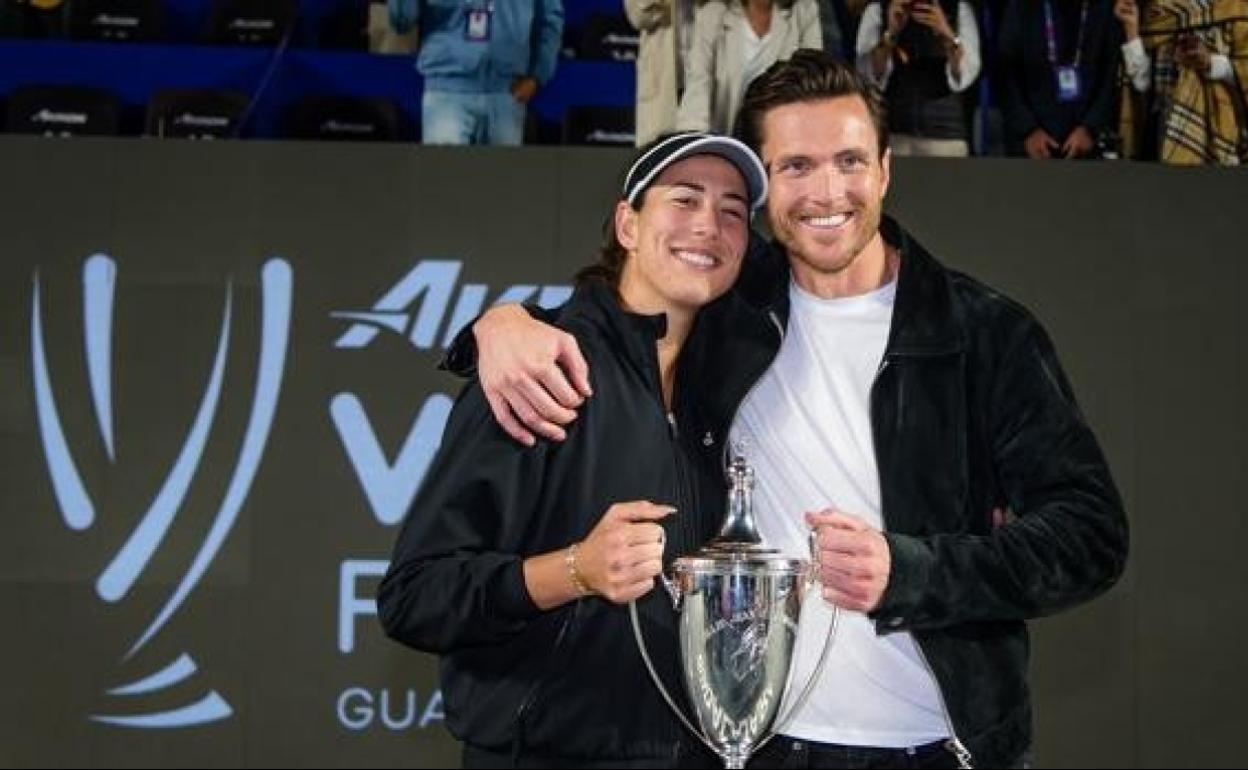 Garbiñe Muguruza, con su novio Arthur Borges, tras su victoria en Guadalajara. 