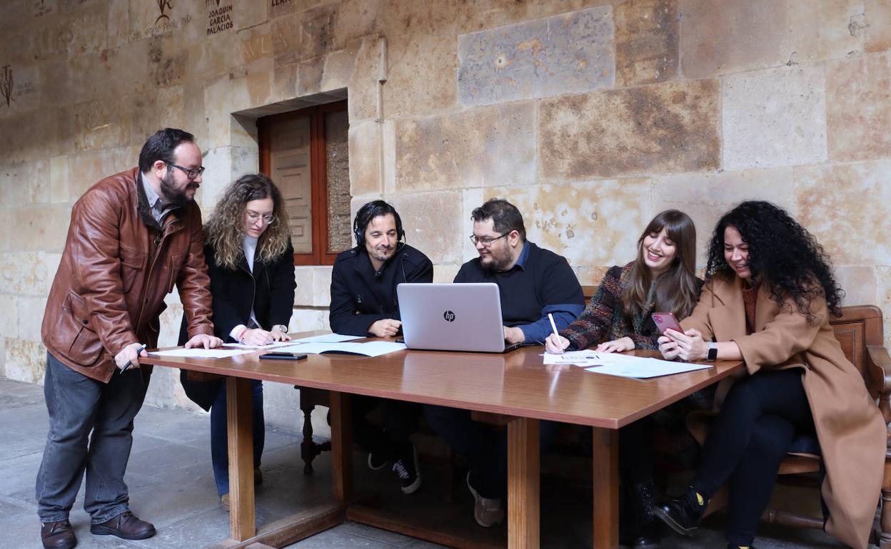 Miembros del proyecto de investigación Exocanónicos. De izquierda a derecha: Daniel Escandell, Marta Pascua, Javier Merchán, Manuel Santana, Sheila Pastor y Vega Sánchez. 