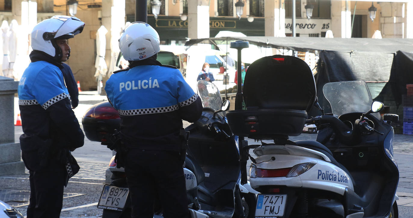 Dos policías locales vigilan en la Plaza Mayor.