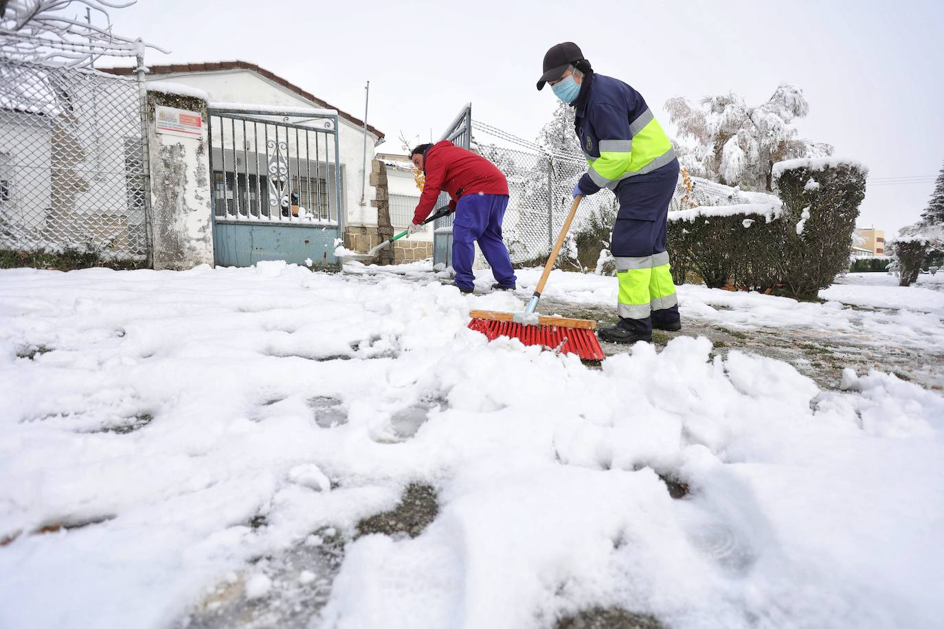 Operarios de limpieza acondicionando las calles de Guijuelo (Salamanca)