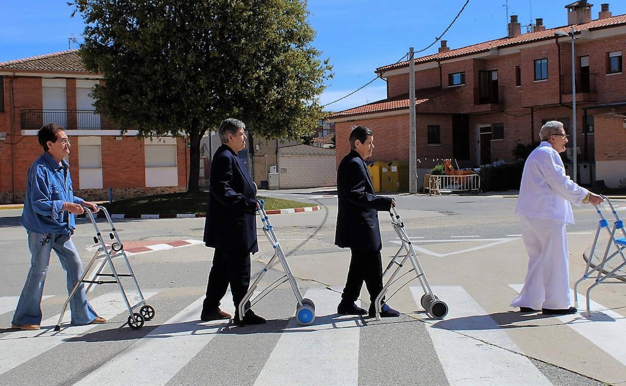 Una de las imágenes protagonizada por los mayores de la residencia.