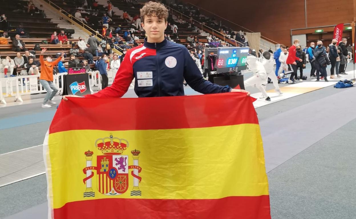 Jorge Martín posa con la bandera española. 