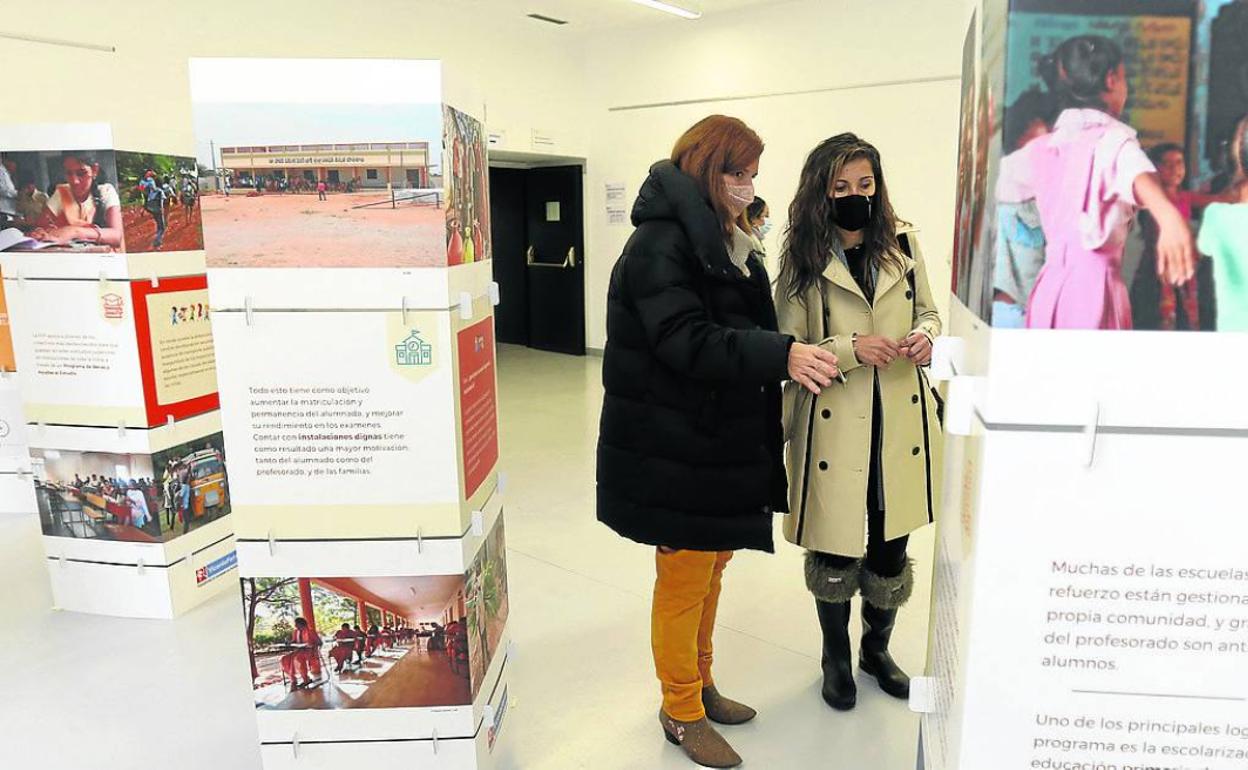 La delegada de Madrid, Castilla León y Castilla La Mancha de Fundación Vicente Ferrer, Luz María Sanz, con la concejala de Bienestar Social, Raquel Martín, visitan este martes la exposición.