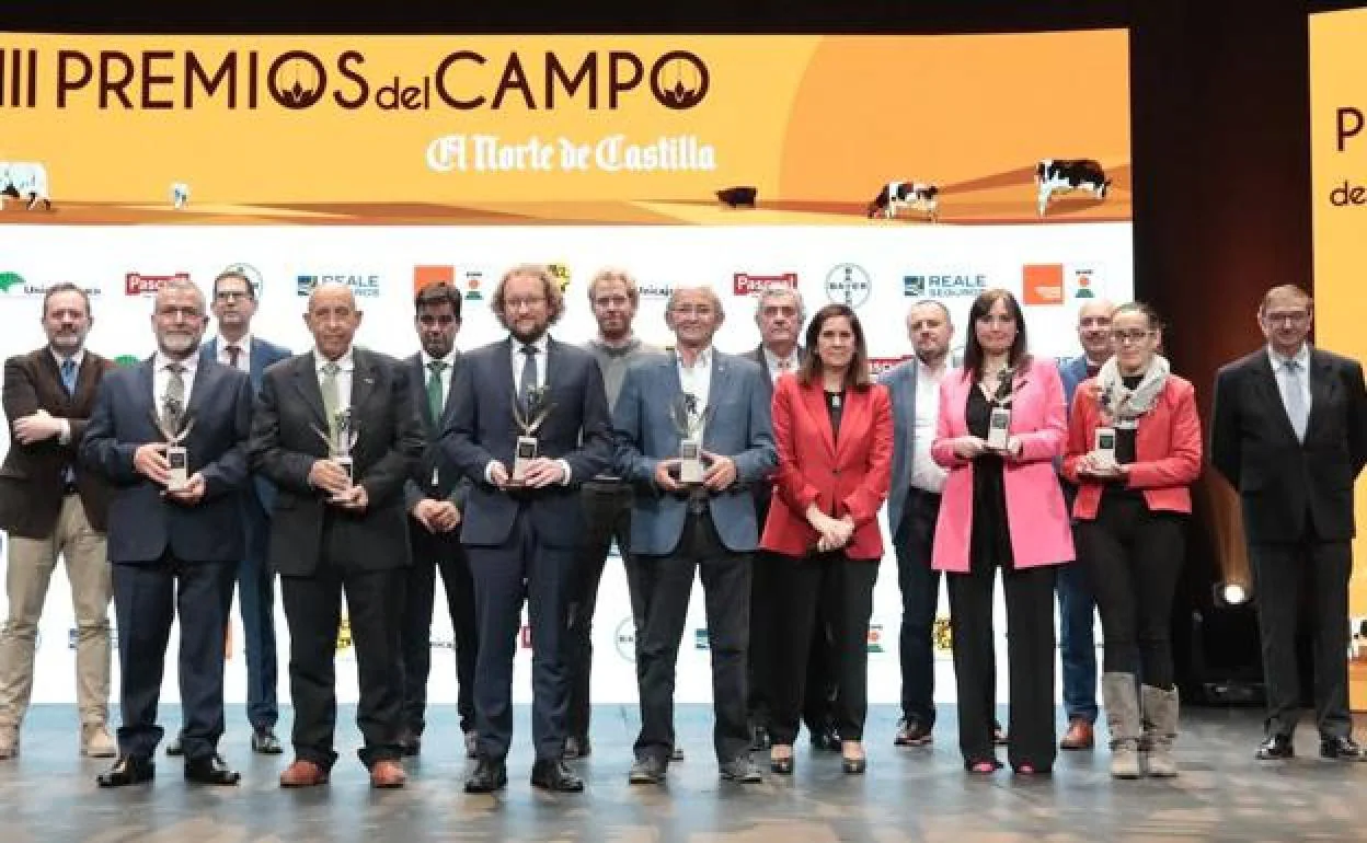Fotografía de familia de los galardonados en los VIII Premios del Campo junto a las autoridades y los patrocinadores.