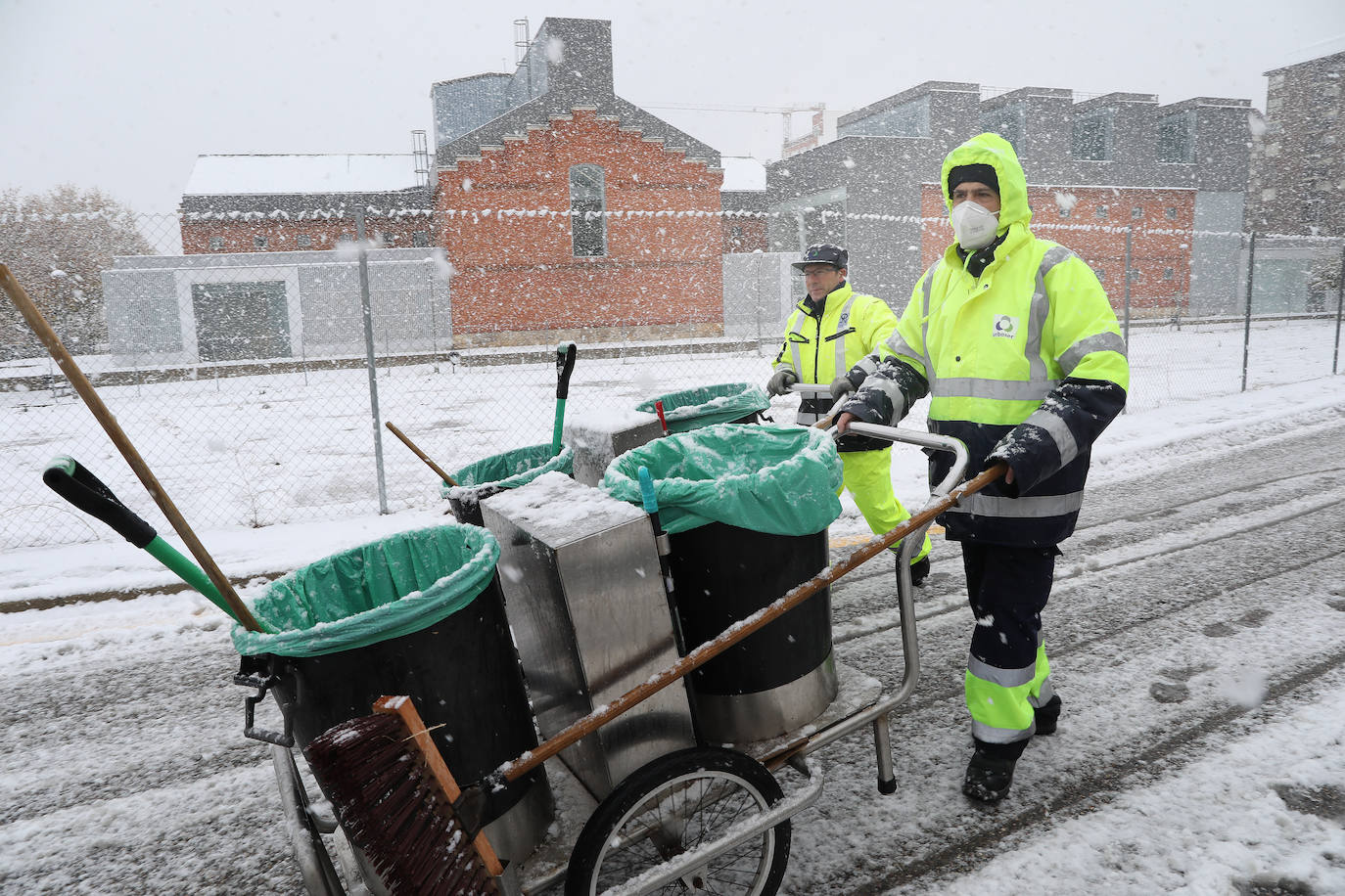 Dos trabajadores de la empresa de aseo urbano, en los entornos de Lecràc, esta mañana. 