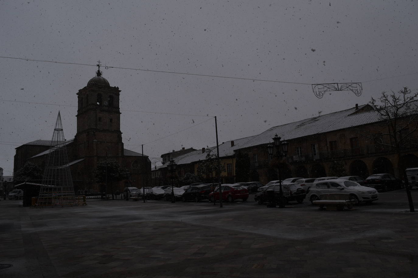 Fotos: Aguilar de Campoo también se tiñe de blanco