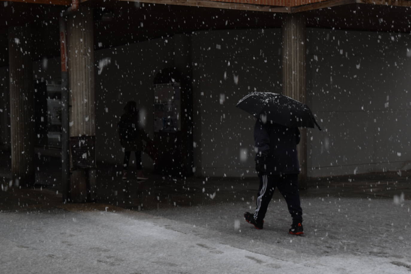 Fotos: Aguilar de Campoo también se tiñe de blanco