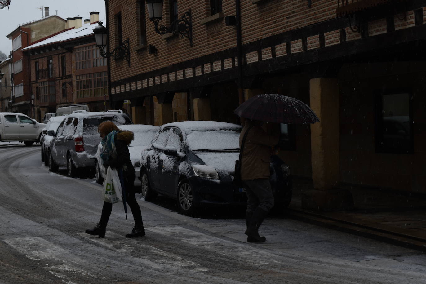 Fotos: Aguilar de Campoo también se tiñe de blanco
