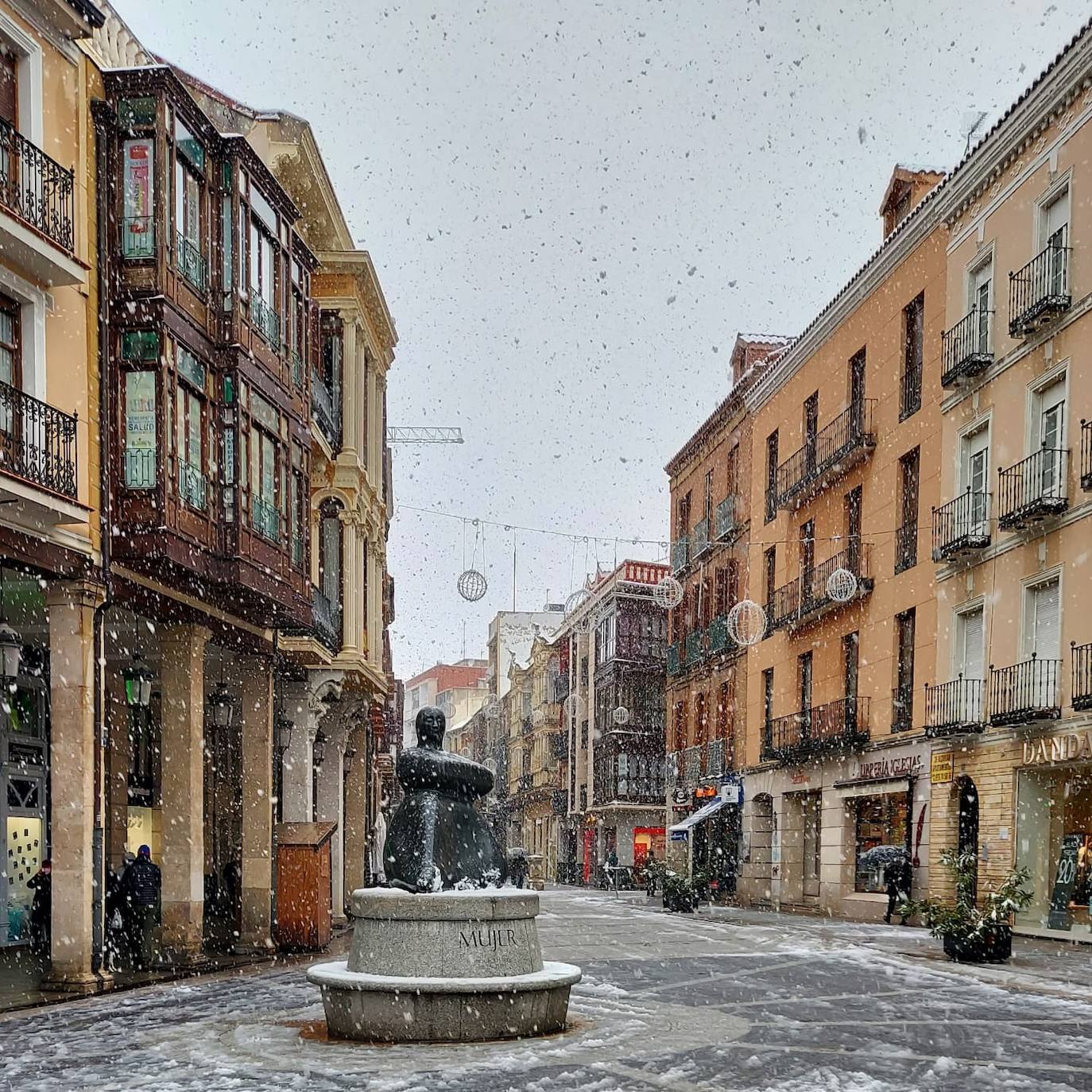 Fotos: La nieve deja bonitas estampas en la ciudad de Palencia